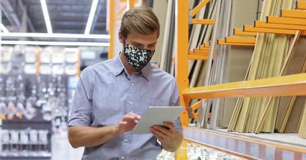 retail employee working during covid-19 pandemic